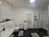 moderne Dachgeschosswohnung mit Einbauküche - Badezimmer